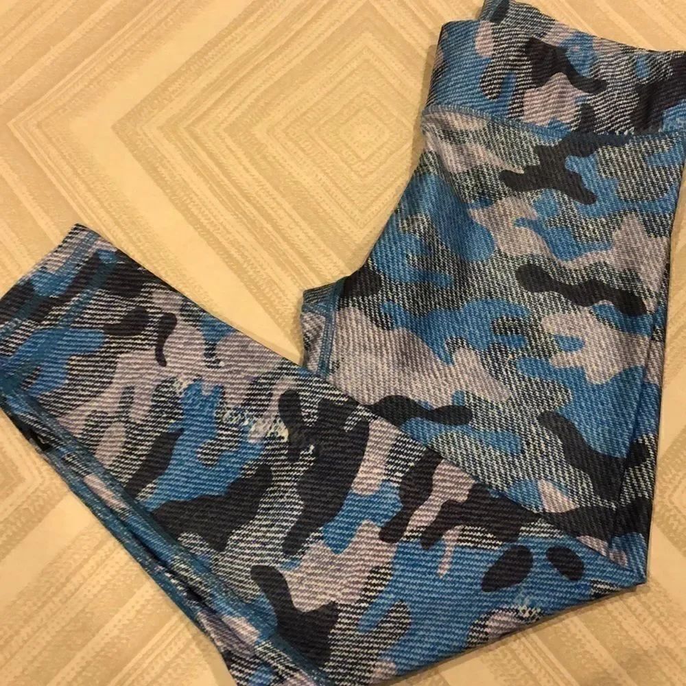 Terez Cropped Denim-like Camouflage Capri Leggings